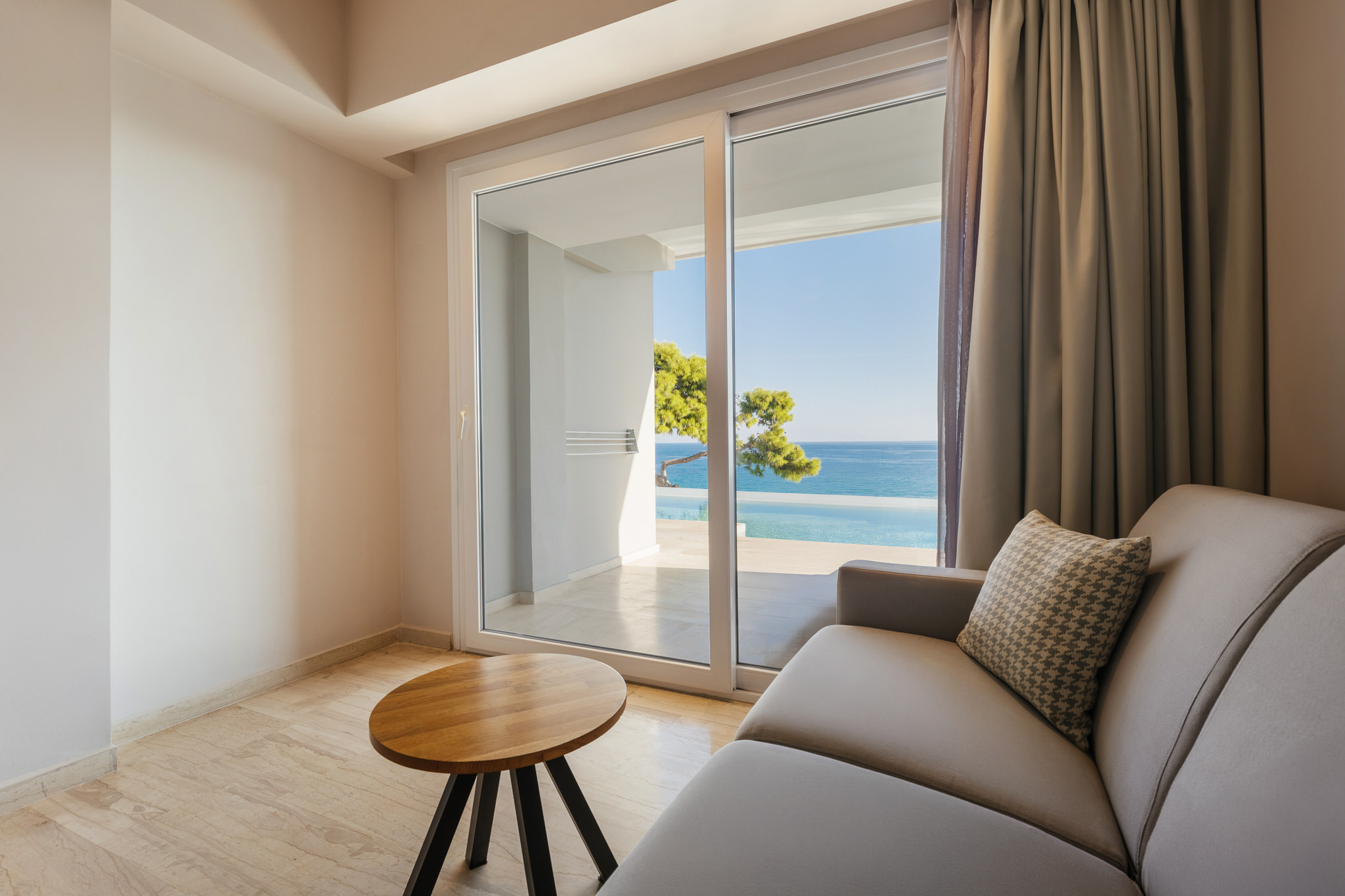 A1 – Swim Up Room (Sea View)