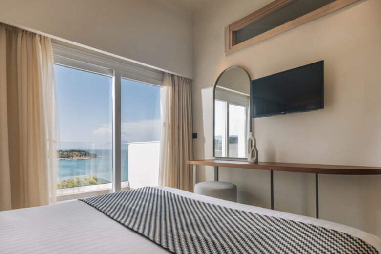 D5 – Suite (Side Sea View)