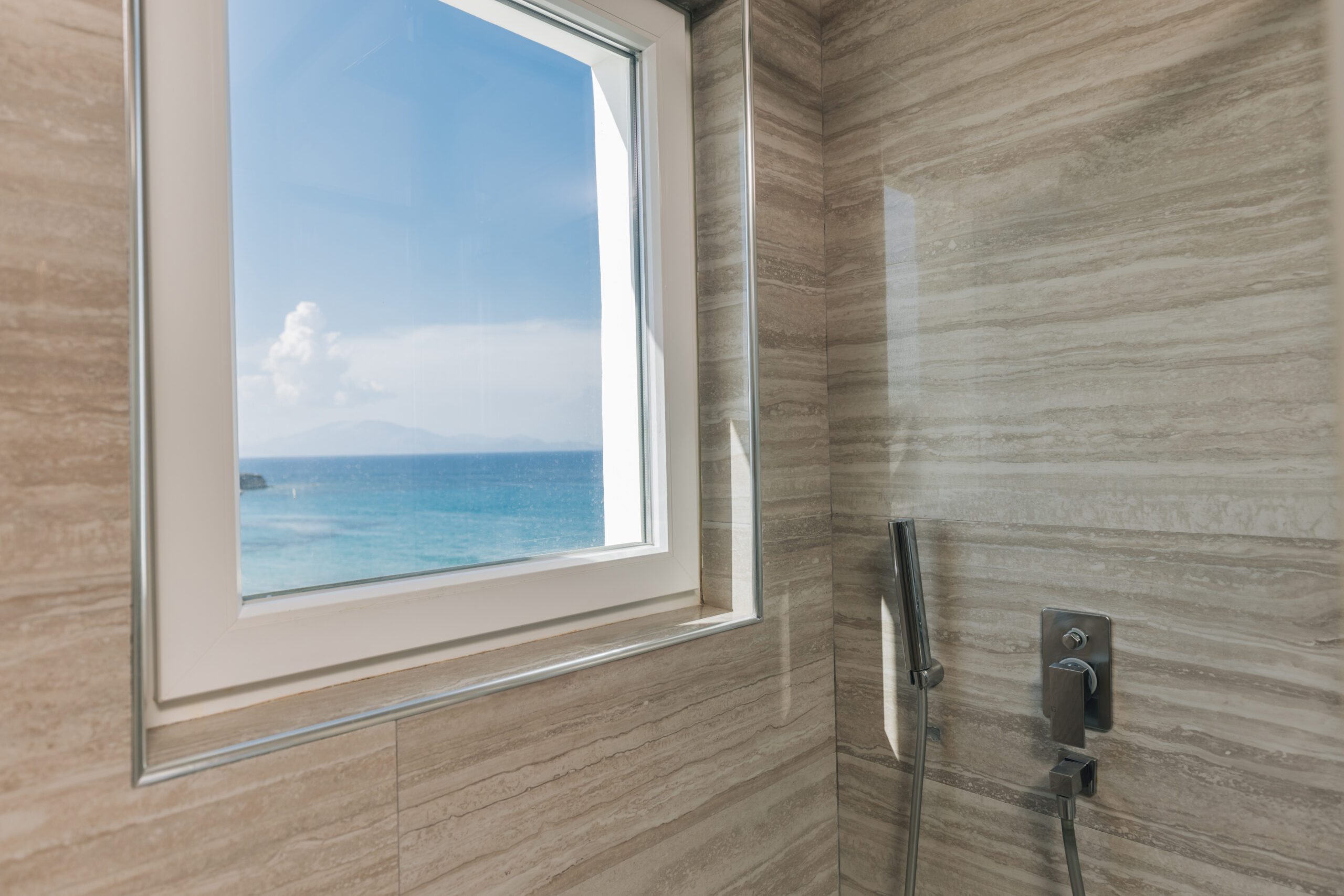 D5 – Suite (Side Sea View)