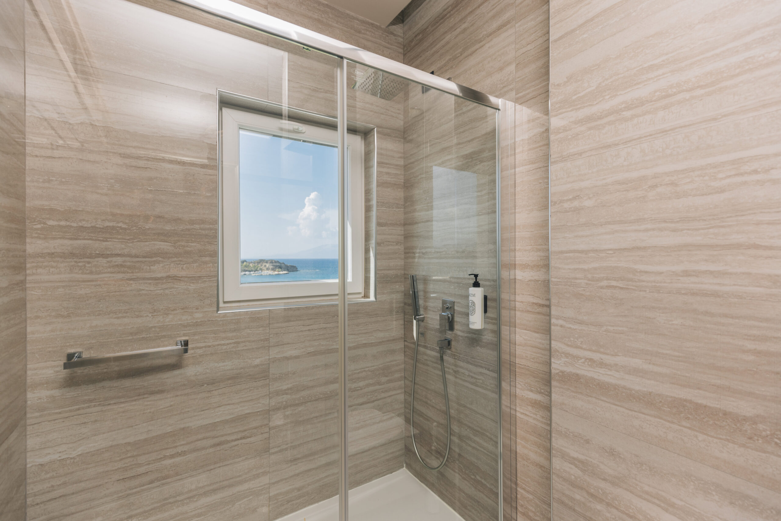 D5 – Suite (Side Sea View)
