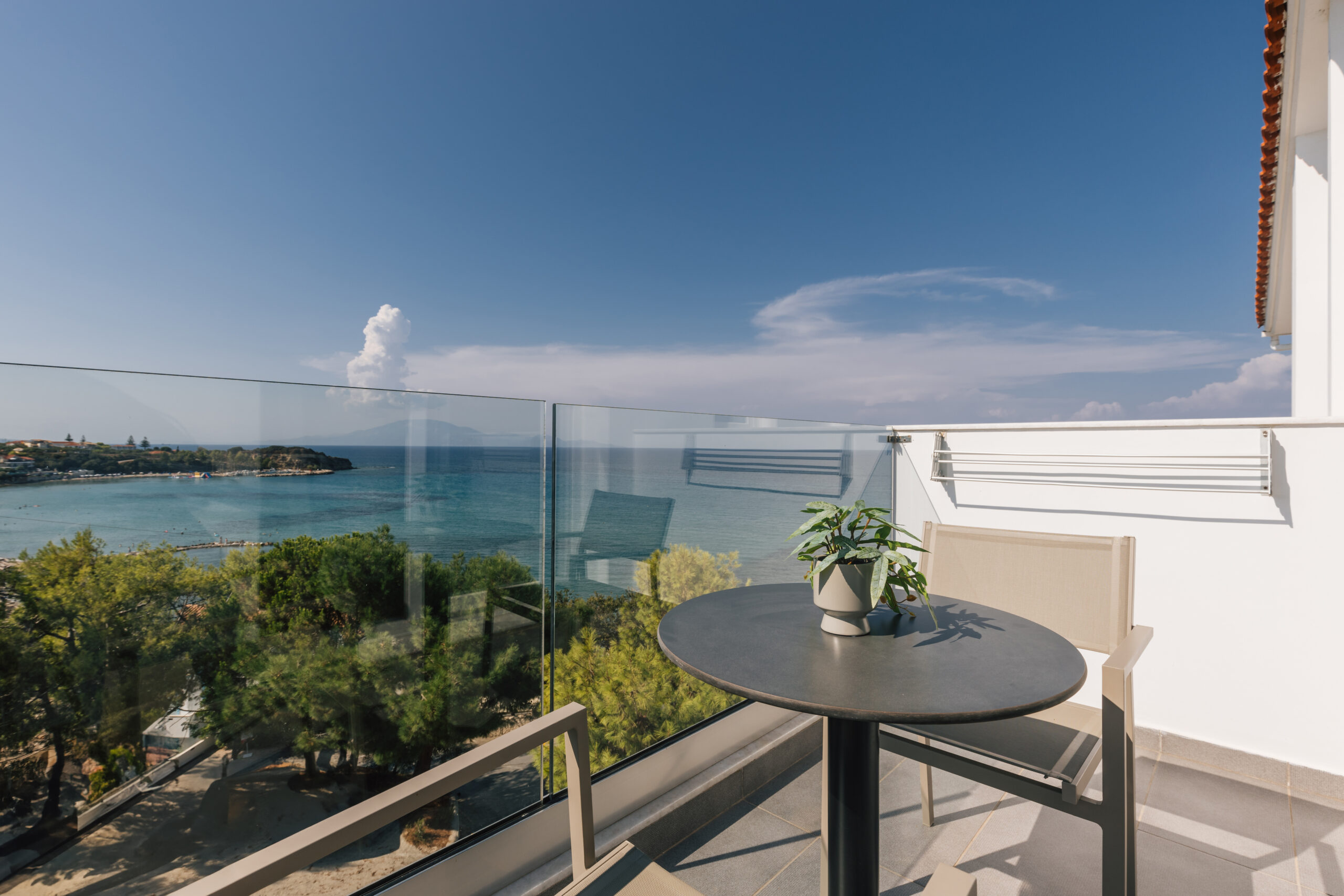 D5 – Suite (Side Sea View)