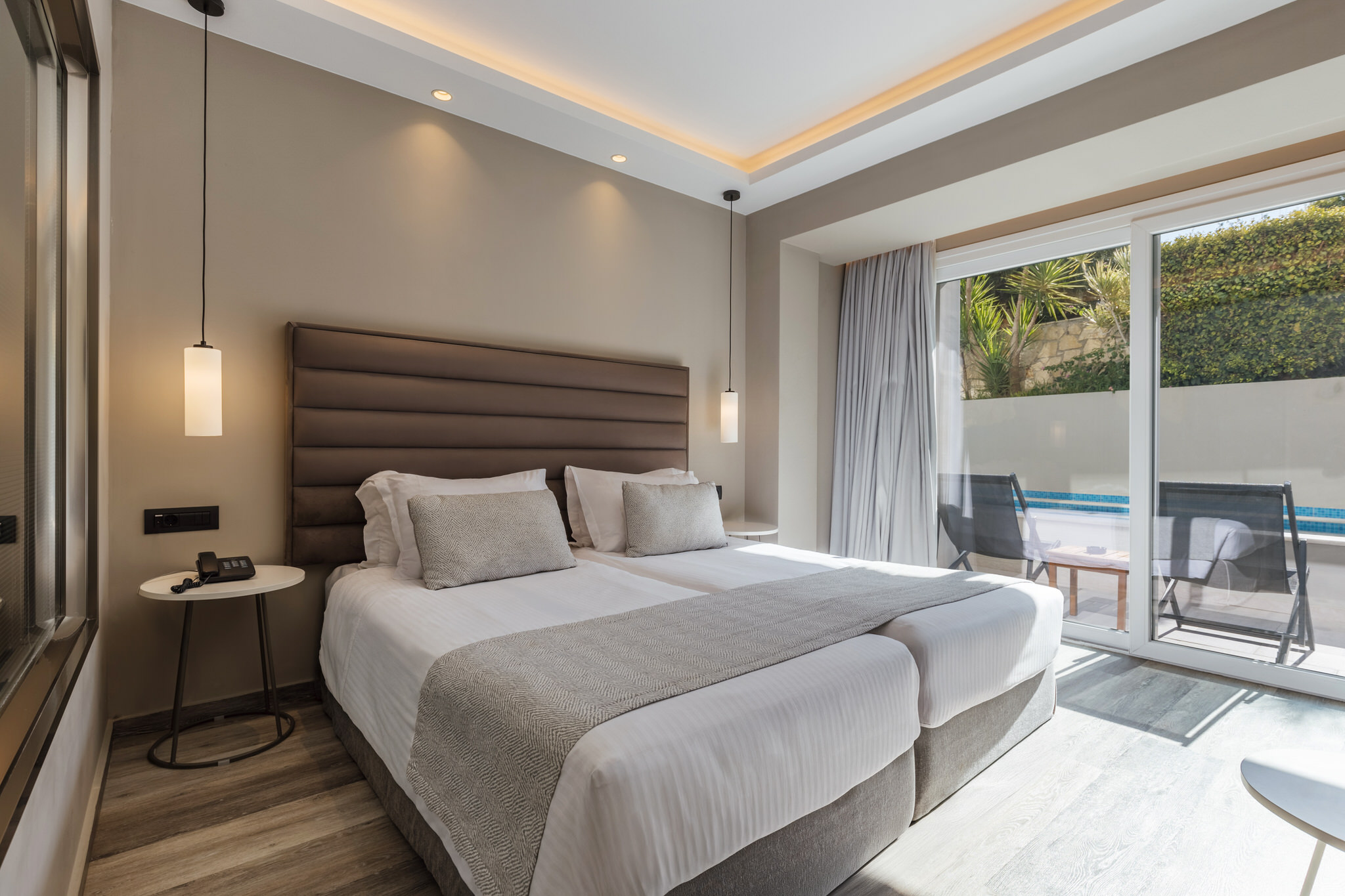 A3 – Swim Up Room (Pool View)