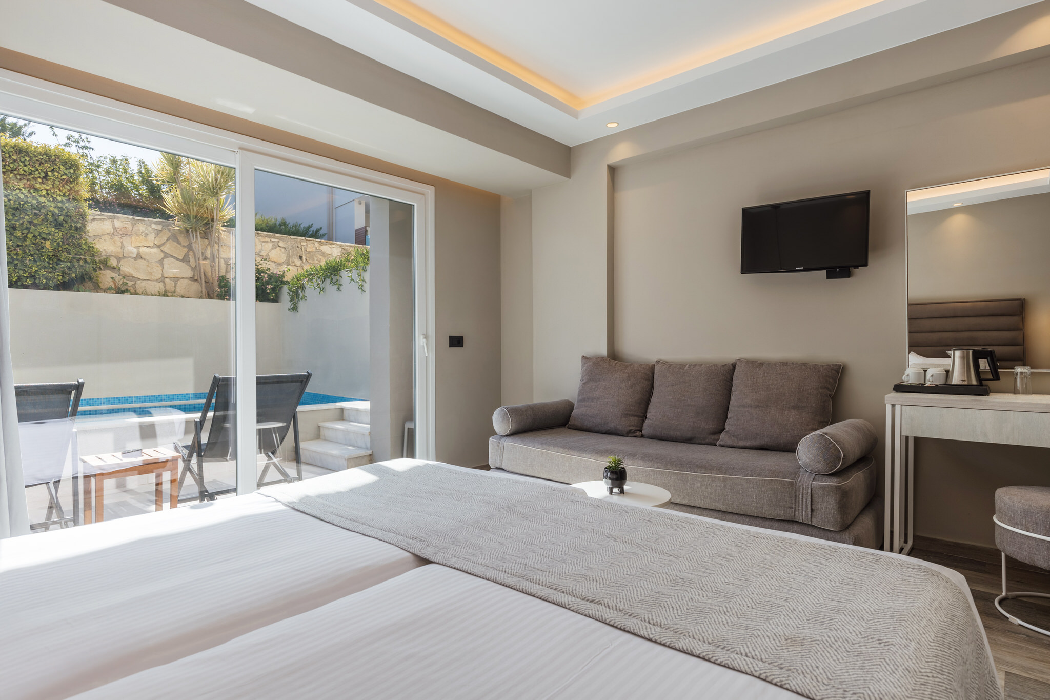 A3 – Swim Up Room (Pool View)