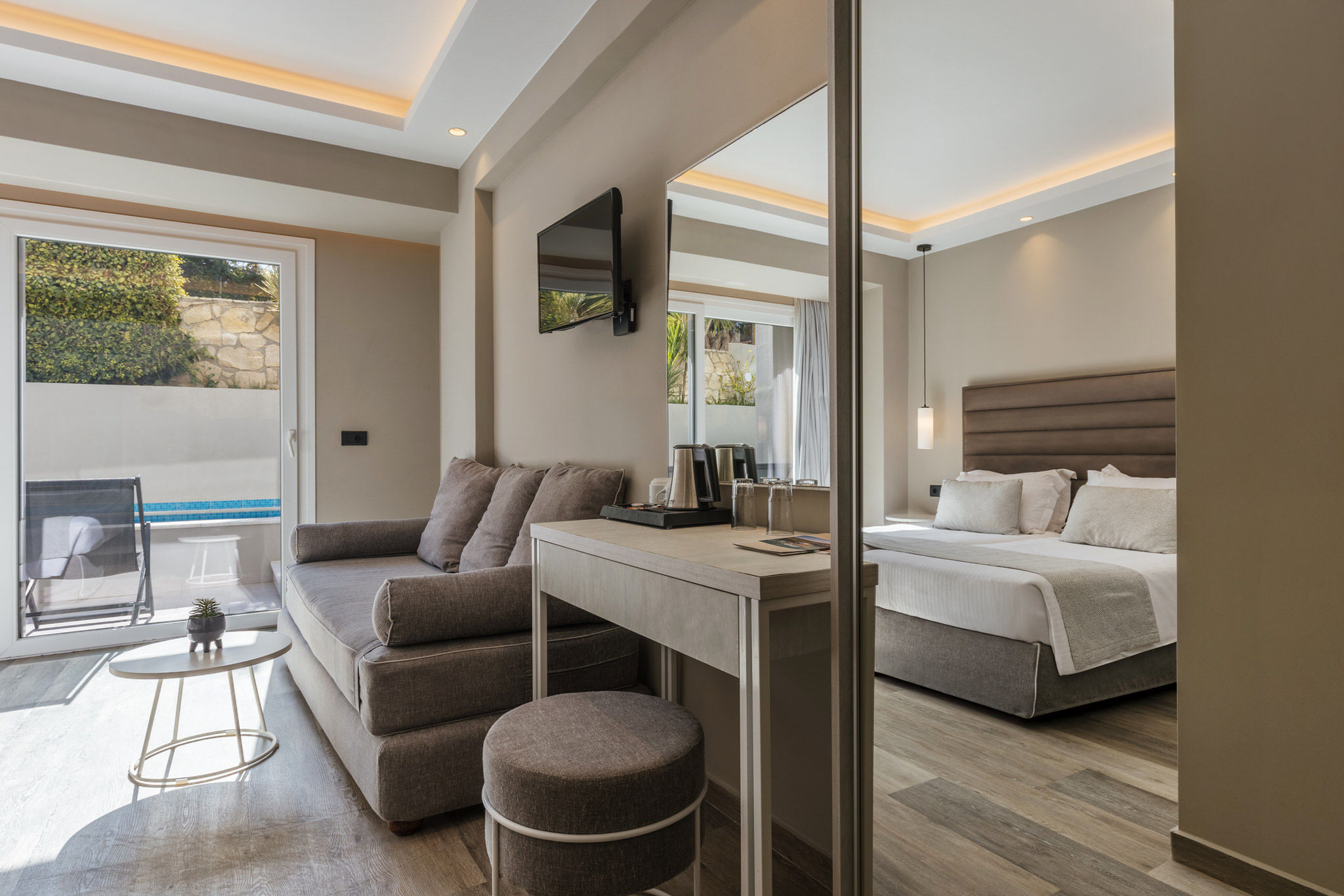 A3 – Swim Up Room (Pool View)