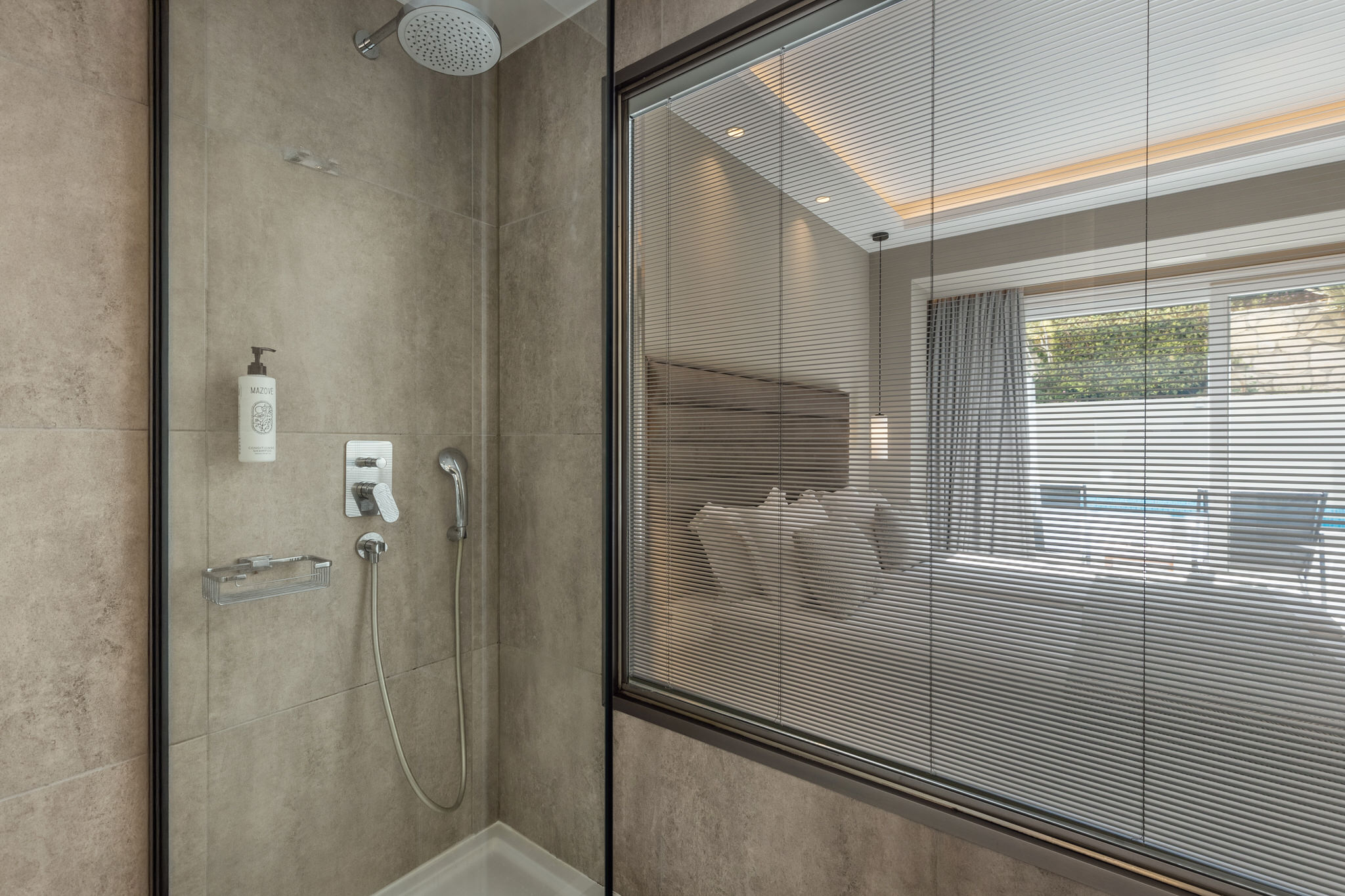 A3 – Swim Up Room (Pool View)