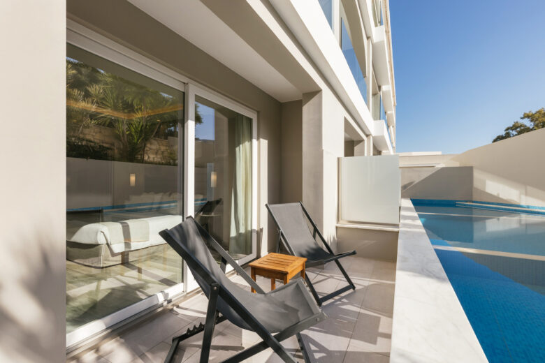 A3 – Swim Up Room (Pool View)