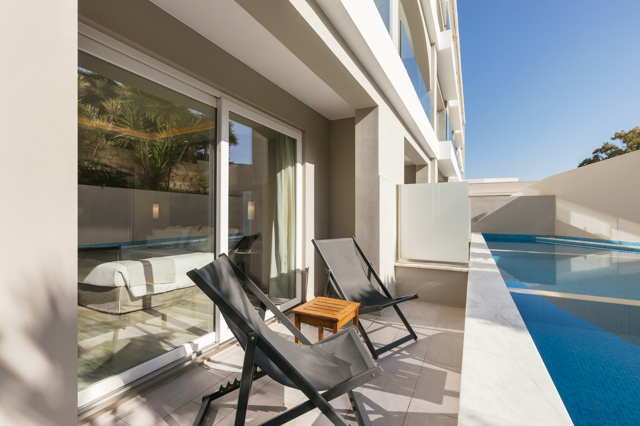 A3 – Swim Up Room (Pool View)