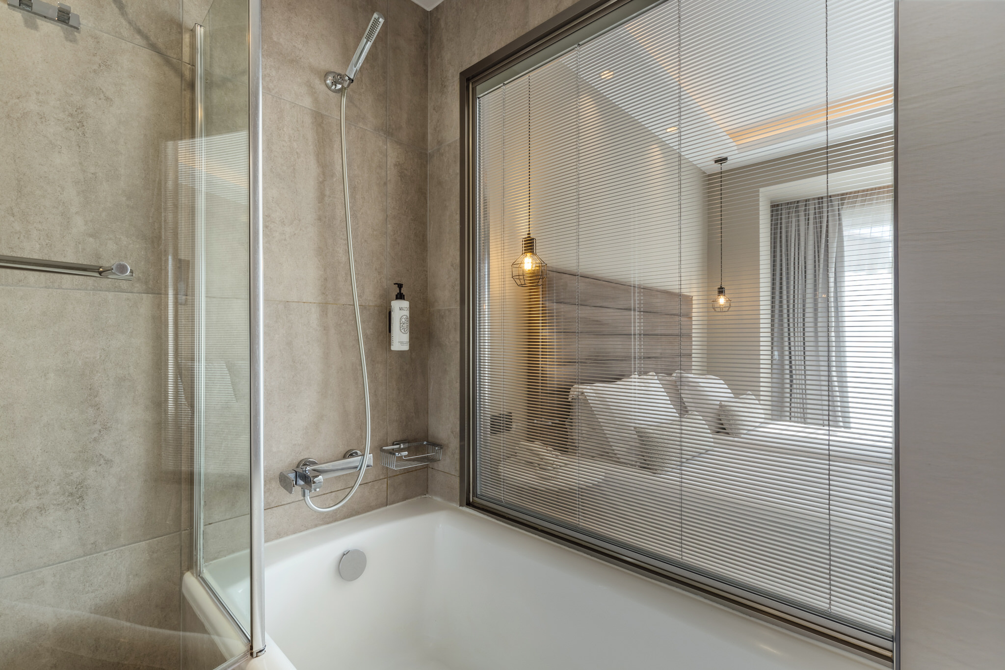 A3 – Swim Up Room (Pool View)