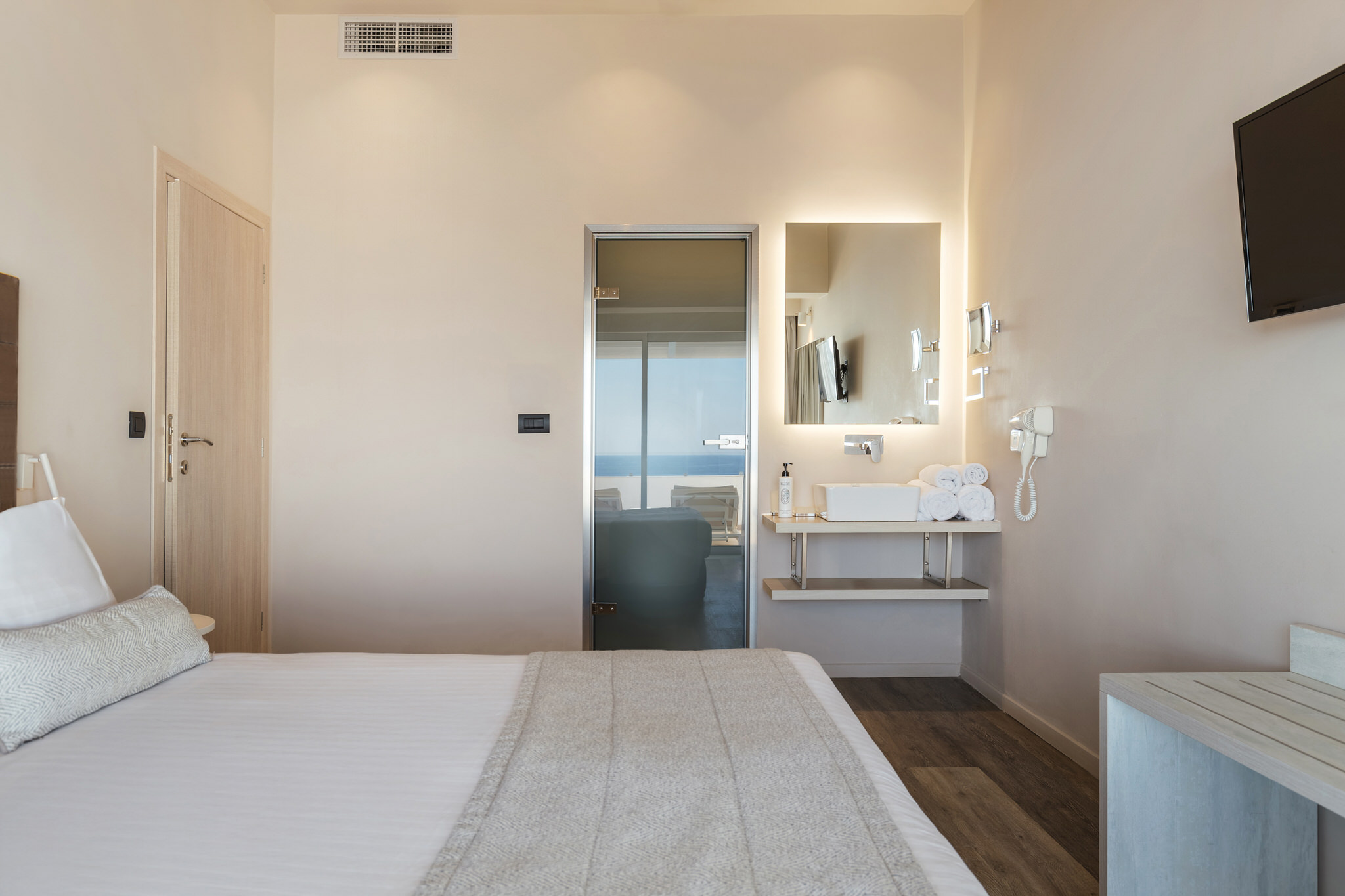 D2 – Superior Suite (Sea View)